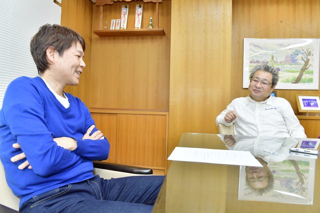 語り合う杉山氏(左)と戸塚氏